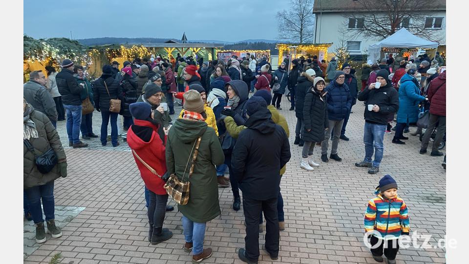 Viele Besucher genießen den Tännesberger Weihnachtszauber. Bild: Josef Glas