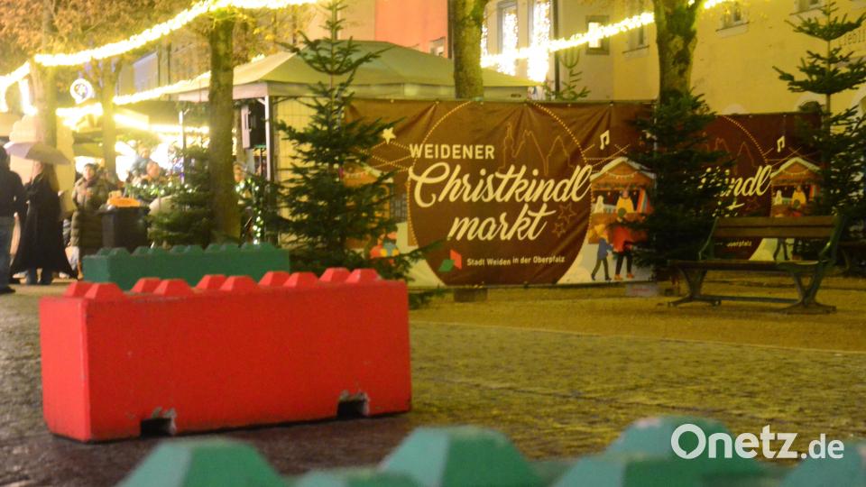 Die Stadt Weiden lässt rund um den Christkindlmarkt 13 Betonpoller aufstellen. Bild: Kunz