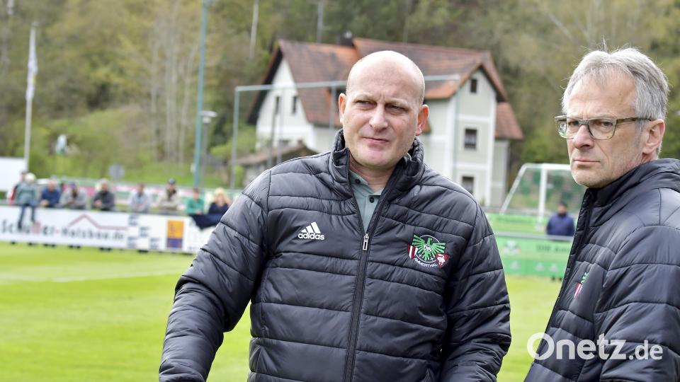 Willi Haller unterstützt seit Jahren die Trainer der DJK Ammerthal. Derzeit ist was wieder Thomas Rösl. Archivbild: Hubert Ziegler