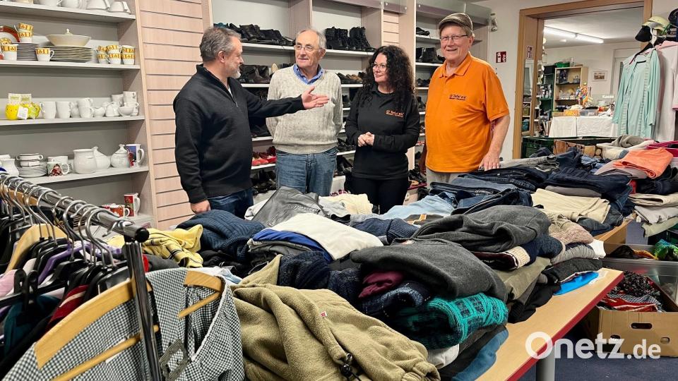 Die Regale und Tische im Flohmarkt sind gut gefüllt und sortiert. Der Begriff Flohmarkt ist deutlich untertrieben. Rainer Sindersberger (rechts), Diana Hermann, Gerhard Landgraf (Zweiter von links) und Ali Zant wollen ihn in "Sozialkaufhaus der Tafel" umtaufen, attraktiver und bekannter machen. Bild: Gabi Schönberger
