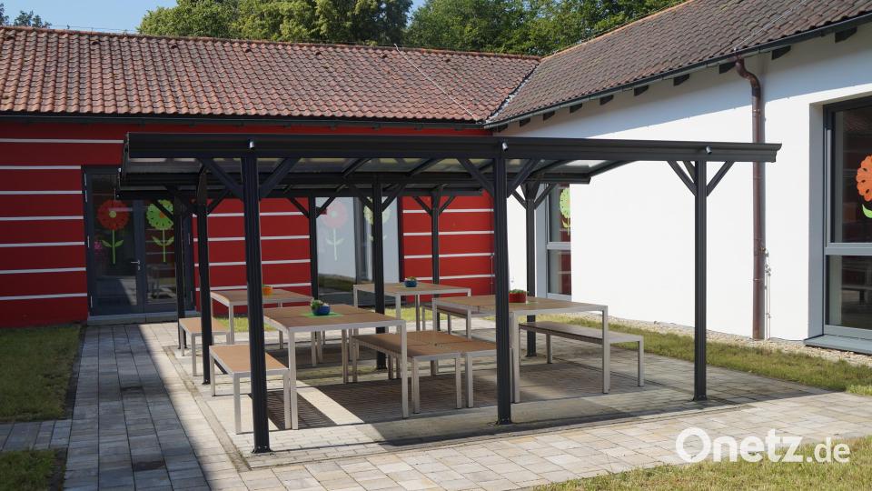 Im Innenhof der Teunzer Schule wurde bei der Sanierung eine offene Sitzgruppe für Unterricht und Aufenthalt geschaffen. Bild: wel