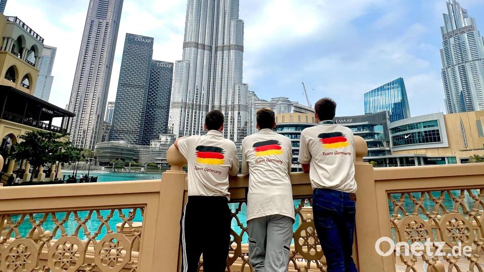 Das Jungimker Team aus Sulzbach-Rosenberg auf Erkundungstour in Dubai in Sichtweite des Burj Khalifa, dem mit 828 Metern höchsten Gebäude der Welt. Bild: Bohmann