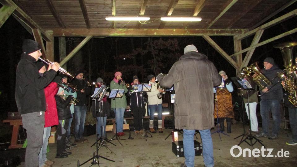Die Posaunenchöre Mantel-Thansuß unter Leitung von Heinricht Müller und Veronika Weter begleiteten die von allen Gästen gesungenen Weihnachtslieder. Bild: sei