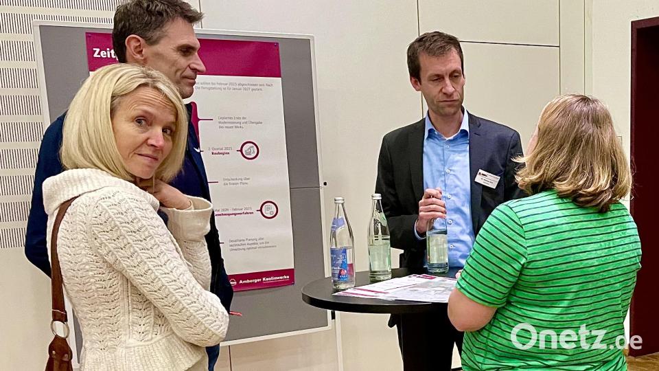Werksleiter Matthias Kick versorgt die Bürger im Gespräch mit wichtigen Informationen. Bild: Gerhard Krones