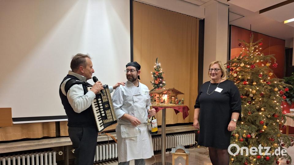 Diakon Karl Rühl (links) und Diplom-Sozialpädagogin Elisabeth Hirn danken Koch Marc Kersten und Team für das Menü. Bild: Hirn