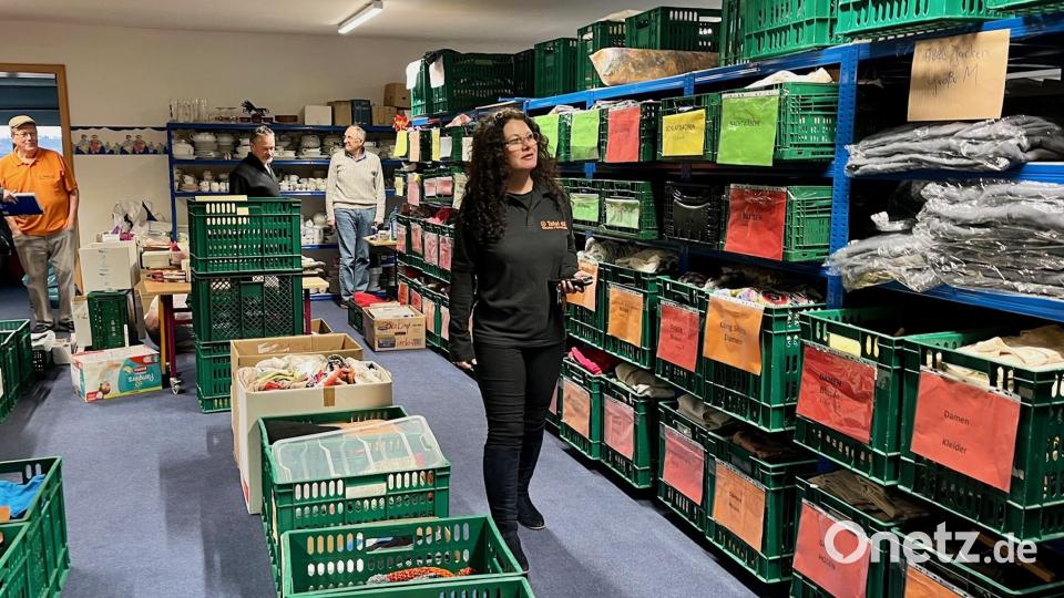 Auf rund 400 Quadratmetern bietet die Tafel gut sortiert allerlei gespendete Waren, darunter Kleidung, Porzellan, Kindersachen, Spielzeug und Gebrauchsgegenstände an. Bild: Gabi Schönberger