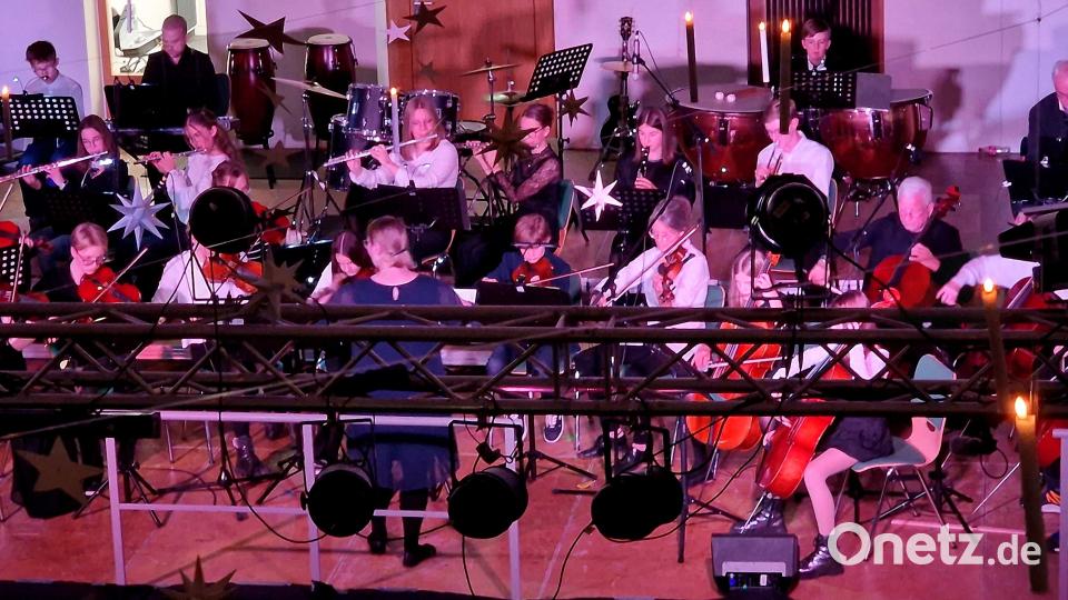 Das Orchester glänzte vor sehr vielen Zuhörern in der Aula des Gymnasiums in Neustadt/WN. Bild: R. Kreuzer