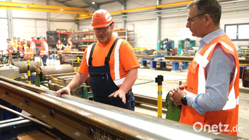 Qualitätsprüfer Korbinian Fütterer (links) und Werkleiter Christian Suhren (rechts) erklären die Funktion des Herzstückes einer Weiche. Von diesen werden im Schwellenwerk Schwandorf aktuell 300 Stück im Jahr hergestellt. Nach dem Endausbau sollen es 800 sein. Bild: Hirsch