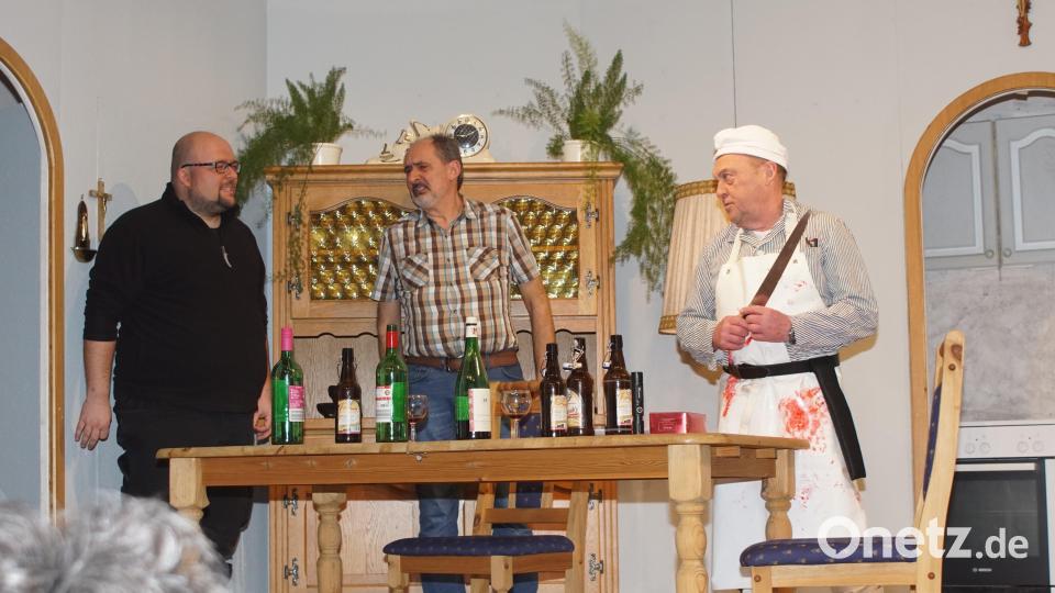 Furchteinflößend steht Metzgermeister Keulinger (Josef Wirnshofer, rechts) mit seinem Schlachtermesser vor Bernd Fischer (Johannes Gillitzer/links) und Ernst Wallner (Herbert Spichtinger). Bild: mmj