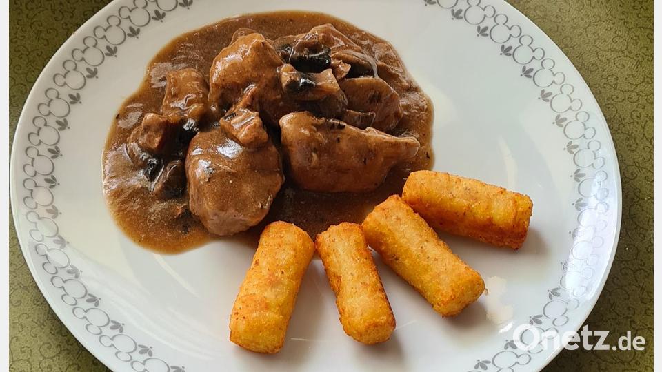 Geht flott und schmeckt: Schweinelende mit Champignosoße. Bild: Birgit Nirschl/exb