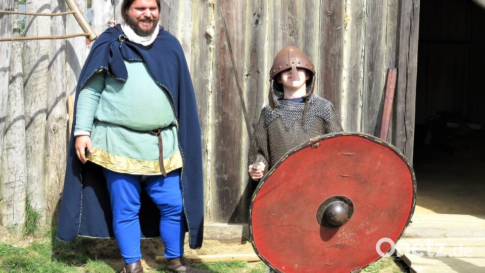 Geschafft: Bastian ist nun ein echter Ritter und kann nachvollziehen, wie sich die Männer damals in ihren Rüstungen gefühlt haben. Bild: ubb