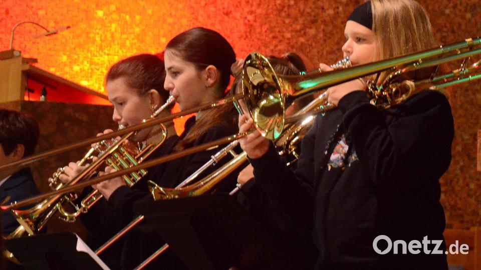 Das Bläserensemble der 6. Jahrgangsstufe spielt von Antonín Dvořák die Sinfonie &quot;Aus der Neuen Welt&quot;. Bild: Kunz
