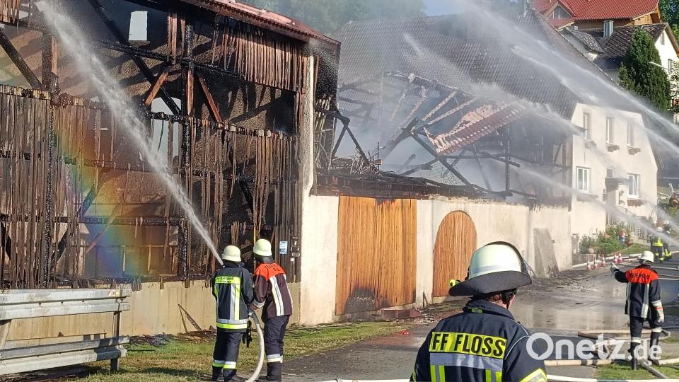 Die Feuerwehr bekämpft einen Brand in einem landwirtschaftlichen Anwesen in Geisleithen bei Plößberg. Bild: nic