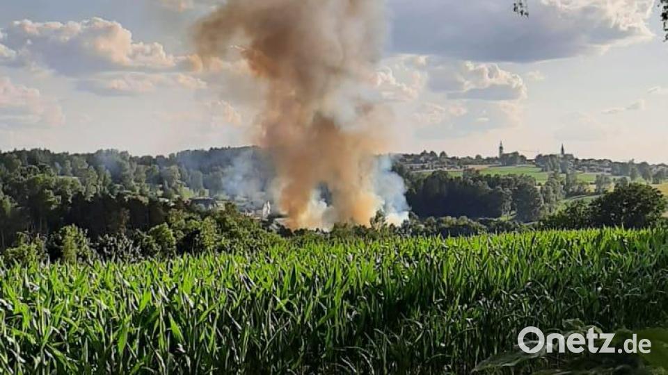 Der Brand ist schon von Weitem zu sehen. Eine große Rauchsäule steigt bei Geisleithen bei Plößberg in den Himmel. Bild: han
