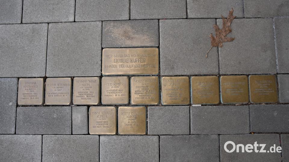 Die Stolpersteine der Kupfers in der Weidener Bahnhofstraße. Bild: Sebastian Böhm