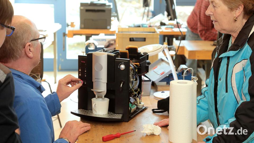Wie hier in der Schulwerkstatt in Freudenberg öffnet das Repaircafé in zahlreichen Orten im Landkreis. Archivbild: Wolfgang Steinbacher