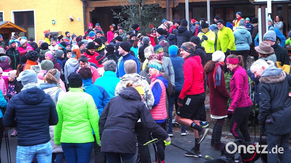 Bei leichten Minusgraden hatte sich kurz vor 10 Uhr das Teilnehmerfeld am Gemeindezentrum eingefunden, wo es von Robert Biersack begrüßt und auf die Strecke geschickt wurde. Bild: wmi