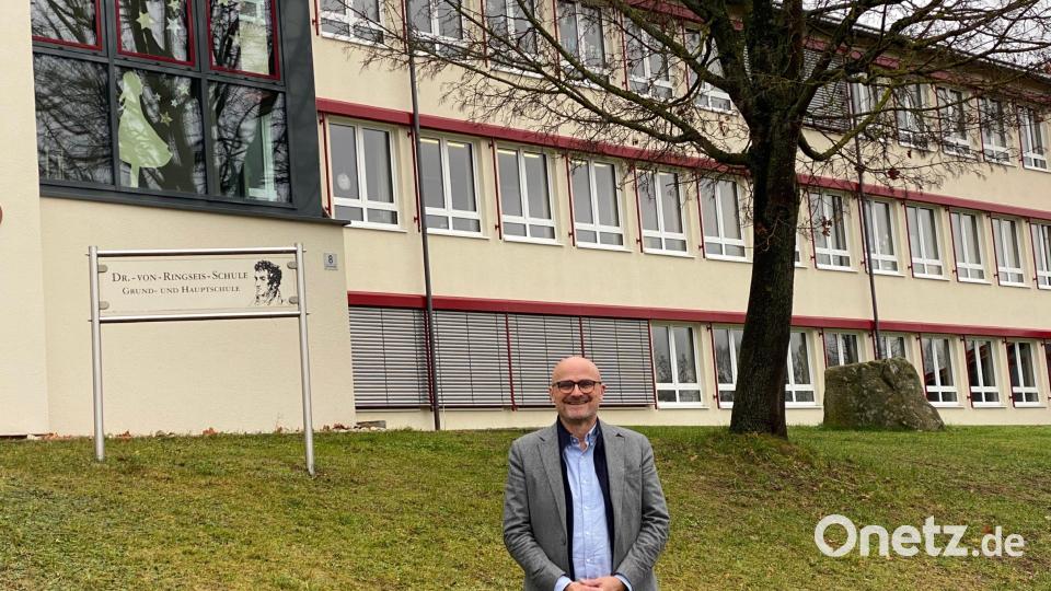 Gut leben auf dem Land: Dazu gehört auch die Sanierung der Grundschule. Bürgermeister Maximilian Beer zeigt die Projekte auf, die im Jahr 2025 in Schwarzhofen anstehen. Bild: Völkl