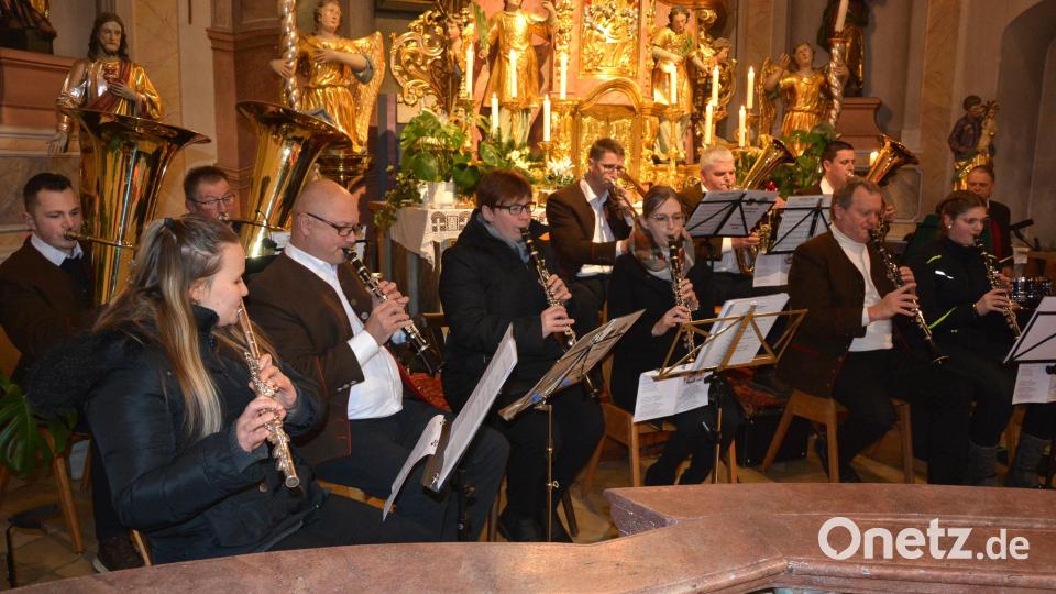 Die Blaskapelle Ernestgrün nahm im Altarraum Platz. Bild: jr