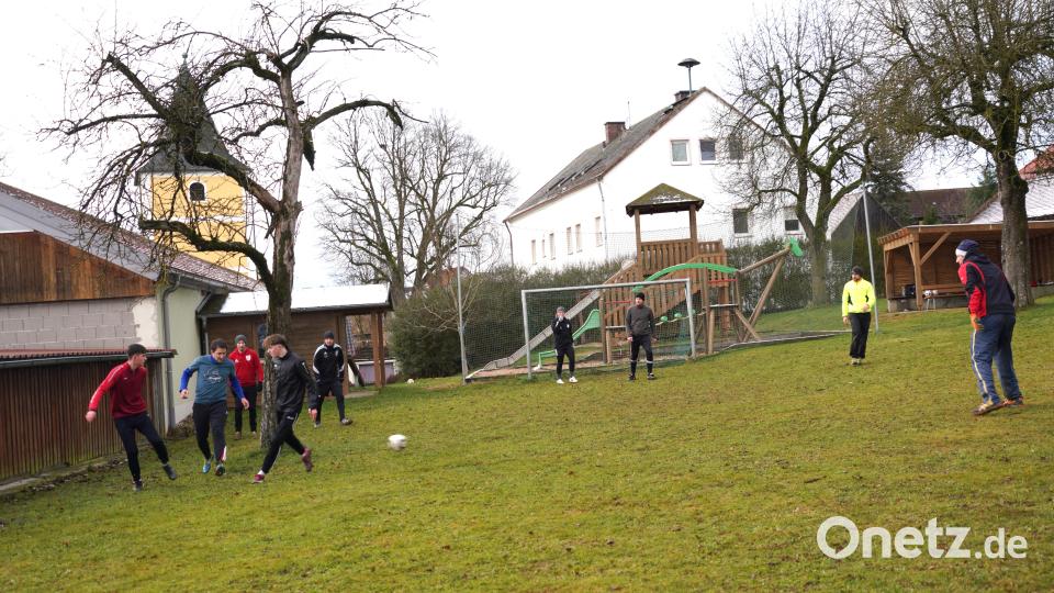 Im Lennesriether Schulgarten wird an Heiligabend traditionell Fußball gespielt. Bild: fvo