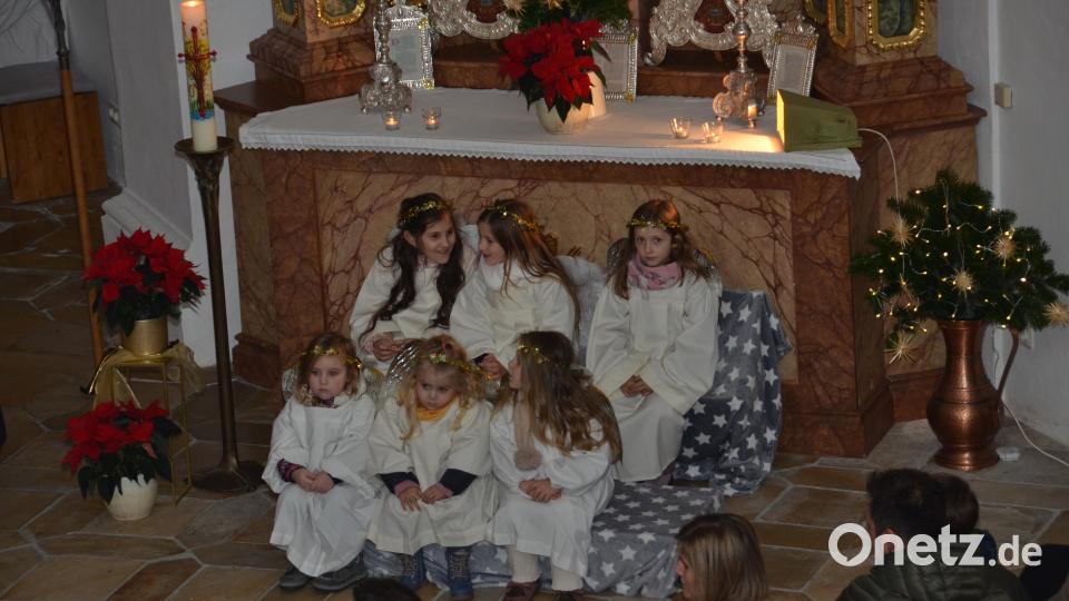 Die Engelschar wartet auf den großen Auftritt an der Krippe. Bild: dob