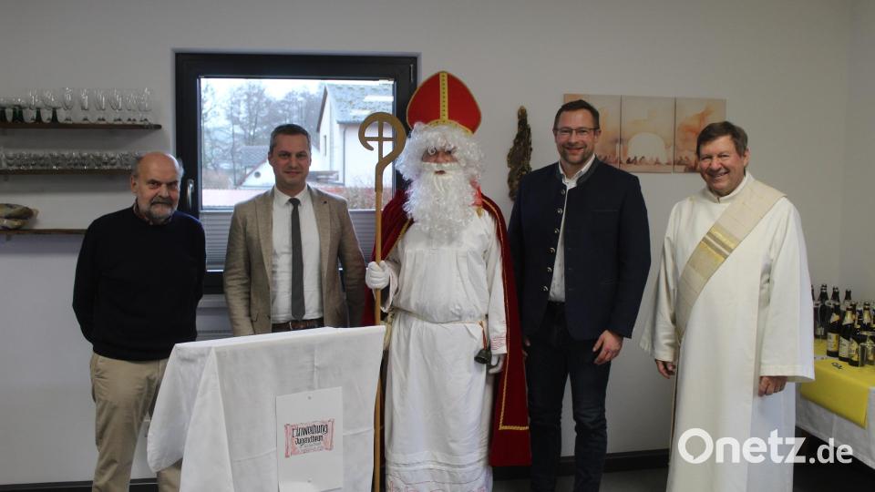 Rudi Rubenbauer (von links), Bürgermeister Wolfgang Söllner, Kirchenpfleger Stefan Kausler als Nikolaus, Martin Schmid von der Steinwald-Allianz und Diakon Rudolf Hoffmann bei der offiziellen Einweihung des neuen Jugendraums. Bild: soj