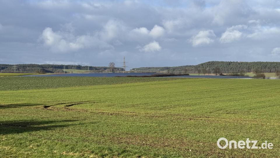 Zahlreiche Felder zwischen Etzenricht und Rothenstadt werden bald mit Solarpanel überbaut sein. Bild: mgo