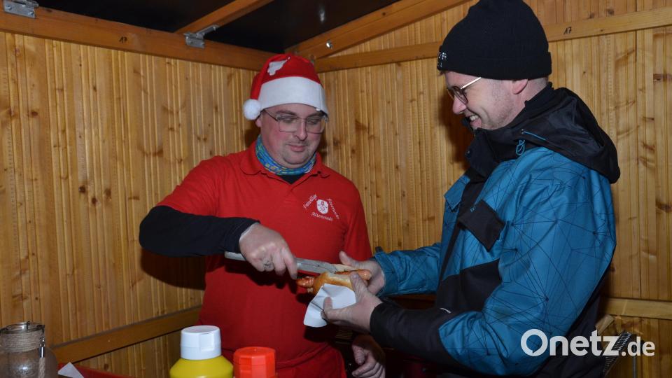 Stellvertretender Kommandant Christoph Gollwitzer (links) brutzelte deftige Würstchen auf dem Grillrost. Daniel Völkl (rechts) unterstützte dabei. Bild: dob