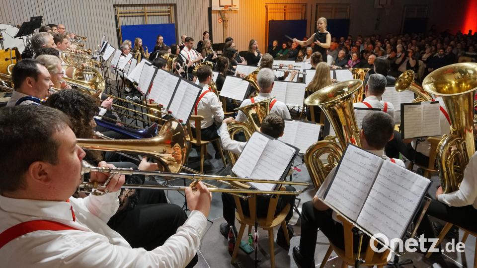 In die Welt der Filmmusik entführen die Musiker der Jugendblaskapelle Fensterbach die Besucher bei ihrem Konzert in der voll besetzten Turnhalle in Dürnsricht. Bild: nib