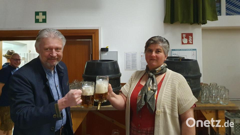 Bürgermeister Lothar Müller zapfte zusammen mit Braumeisterin Angela Riedl das erste Fass des Starkbieres an. Beide stießen gemeinsam auf ein schönes Fest an. Bild: Feuerwehr Plößberg/Florian Trißl/exb