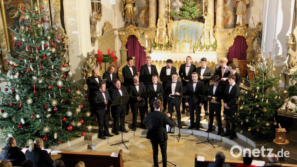 Die weihnachtlich geschmückte Pfarrkirche St. Martin trägt zur festlichen Atmosphäre bei. Bild: Josef Böhm