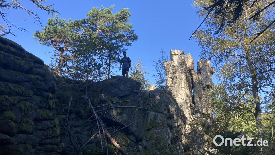 Den Zipfeltannenfelsen erreichen Wanderer wenige Minuten nach dem Wanderparkplatz in Pfaben. Bild: Stefanie Swann