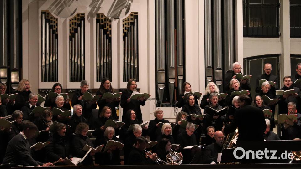 Für Chor und Bläser war die Empore fast zu eng. Sie füllten die Kirche mit Wohlklang. Bild: cog