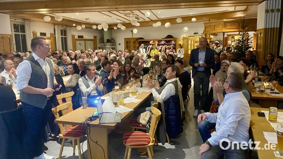 Moderator Andreas Hahn (links) begrüßt die Gäste aus Hamburg im vollen Dotzlersaal. Bild: gri