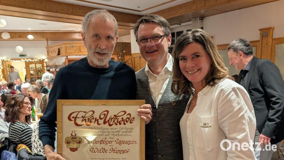 Hannes Wilde (links), das neue Freudenberger Urgestein, mit den Vertretern des Heimat- und Kulturvereins, Uli Piehler und Manuela Nübler. Bild: gri