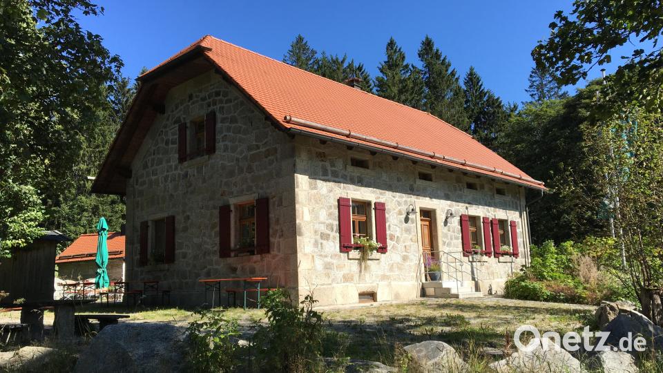Auf einer Waldlichtung steht am Ende einer Allee ein kleines Granithaus: Das Waldhaus. Am Wochenende können Wanderer hier einkehren. Bild: Hohlheimer