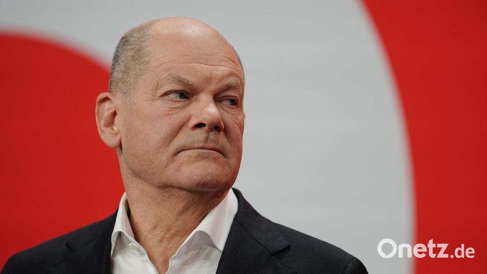 Olaf Scholz (SPD) steht auf der Bühne bei der SPD-Wahlparty im Willy-Brandt-Haus. Bild: Kay Nietfeld/dpa