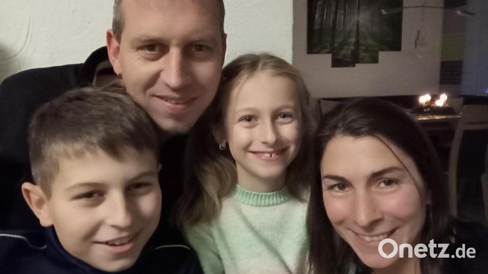 Die Familie Strunz aus Flossenbürg. Mutter Manuela erklärt die Weihnachtstradition: 
&quot;Unser Sohn (11 Jahre) ist schon lange davon begeistert, einen eigenen Baum im Zimmer aufzustellen und betreibt das, seit er 5 Jahre alt ist. Vor zwei Jahren hat sich unsere Tochter (7 Jahre) auch davon inspirieren lassen. Somit haben wir seit dieser Zeit Jahr für Jahr drei Weihnachtsbäume im Haus.&quot; Bild: Manuela Strunz