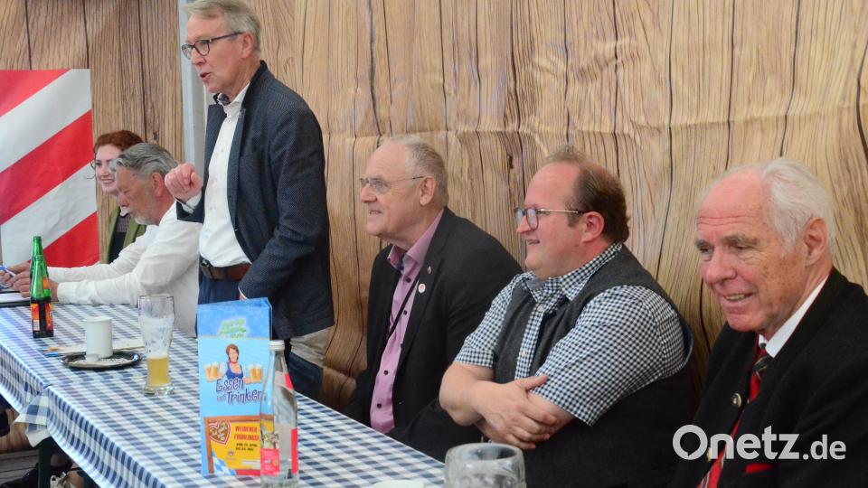 Beim Schaustellerstammtisch gibt es nur Positives zu hören. Von links: Laura Aichholzer, Platzmeister Peter Rackl, Bürgermeister Reinhold Wildenauer, Bürgermeister Lothar Höher, Festwirt Christian Papert und Wolfgang Rasel, Geschäftsführer von Naabecker. Bild: Kunz