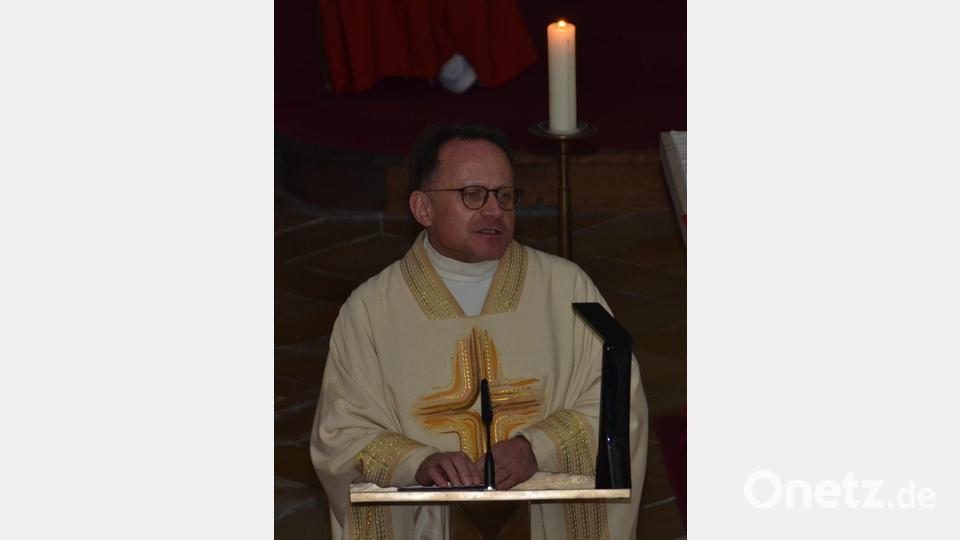 Dekan Alexander Hösl fand die richtigen Worte für die Christmettenfeier. Krankenbesuche gehören für ihn zum persönlichen Advent. Bild: dob