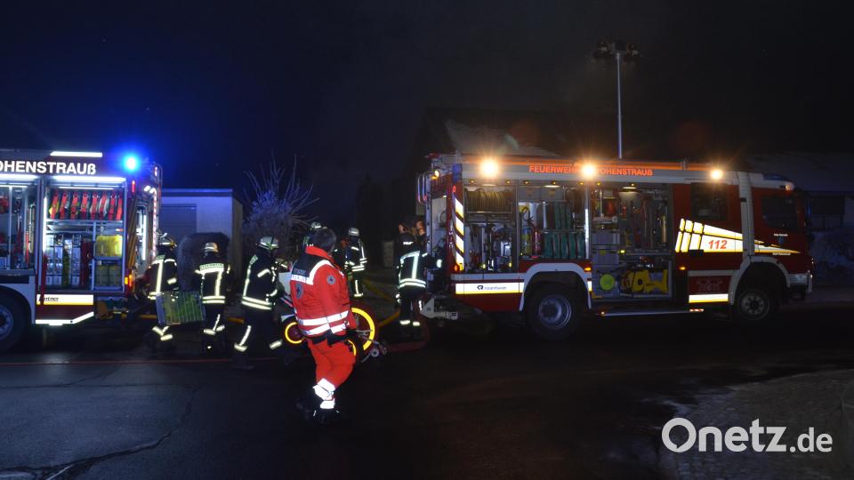 Bei einem Gartenhausbrand am Silvestermorgen in Vohenstrauß rückten 136 Einsatzkräfte von Feuerwehren, BRK und Polizei an. Der Brand war schnell unter Kontrolle. Verletzt wurde niemand. Bild: dob