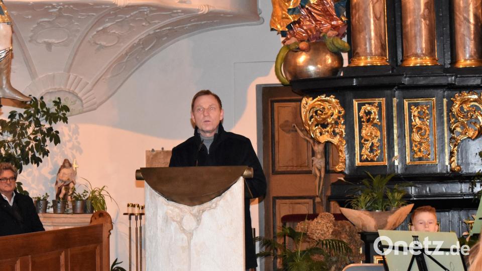 Musikschulleiter Joachim Steppert bedankt sich bei allen, besonders auch bei den Eltern der Nachwuchskünstler und -künstlerinnen; links zu sehen ist Bürgermeister Bernhard Stangl. Bild: rgr