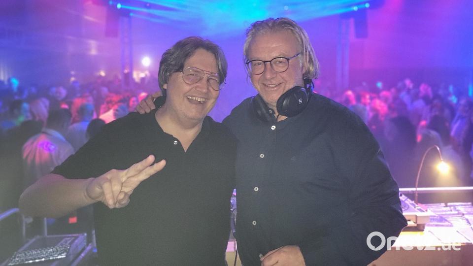 Die letzte Höllriegl-Weihnachtsparty mit den beiden DJs Reinhold Bortner und Peter Mühlbauer. Bild: uz