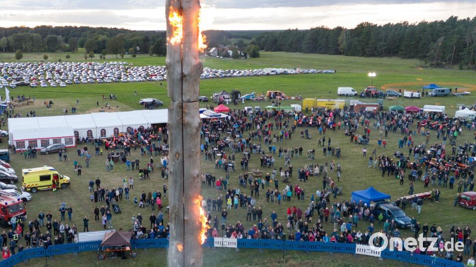 In der Oberlausitz ist mit dem „höchsten brennenden Schwedenfeuer“ ein Rekord aufgestellt worden. Bild: Sebastian Kahnert/dpa