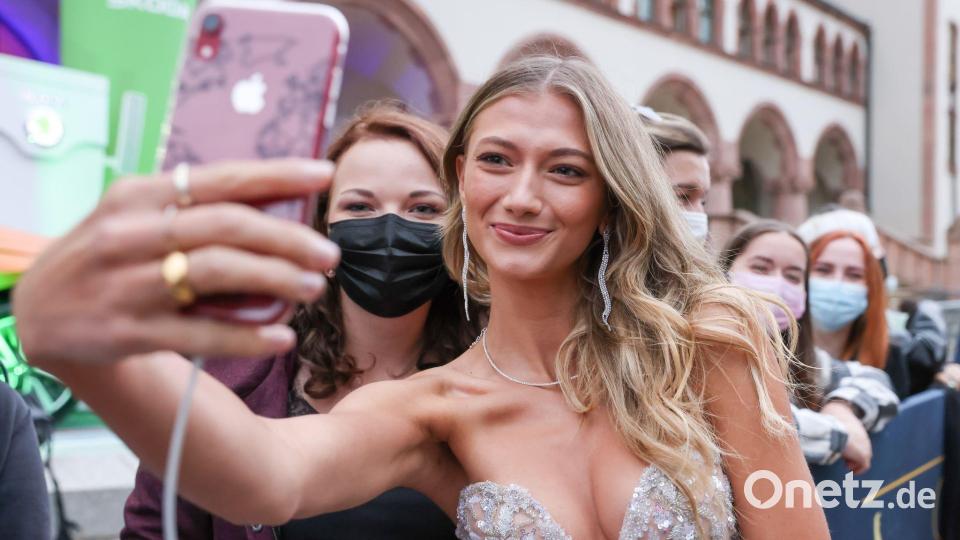 Sängerin Leony wurde vor einer Raststätten-Toilette um ein Foto gebeten. (Archivbild) Bild: Jan Woitas/dpa-Zentralbild/dpa