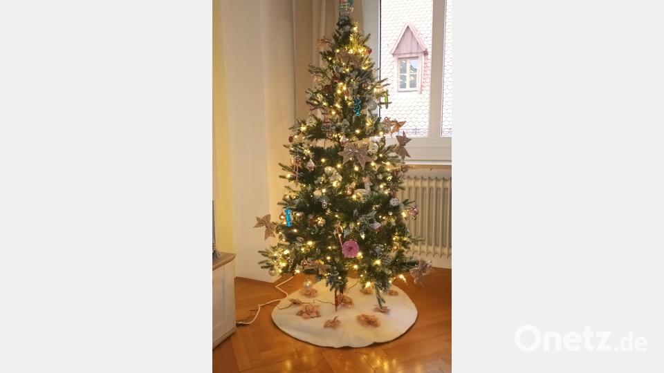 Was für ein süßer Baum: Katrin Stahl aus Weiden schmückt ihn unter anderem mit Bonbons und Muffins. Bild: Katrin Stahl