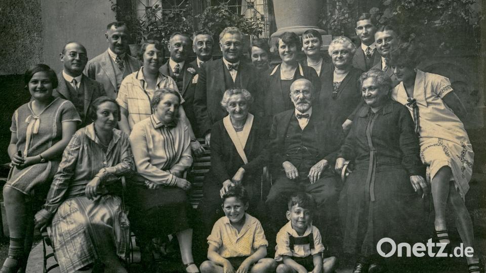 Ein Familienfoto der Kupfers vor der Villa in der Weidener Bahnhofstraße, es wurde circa im Jahr 1925 aufgenommen. Bild: Familienarchiv Kupfer