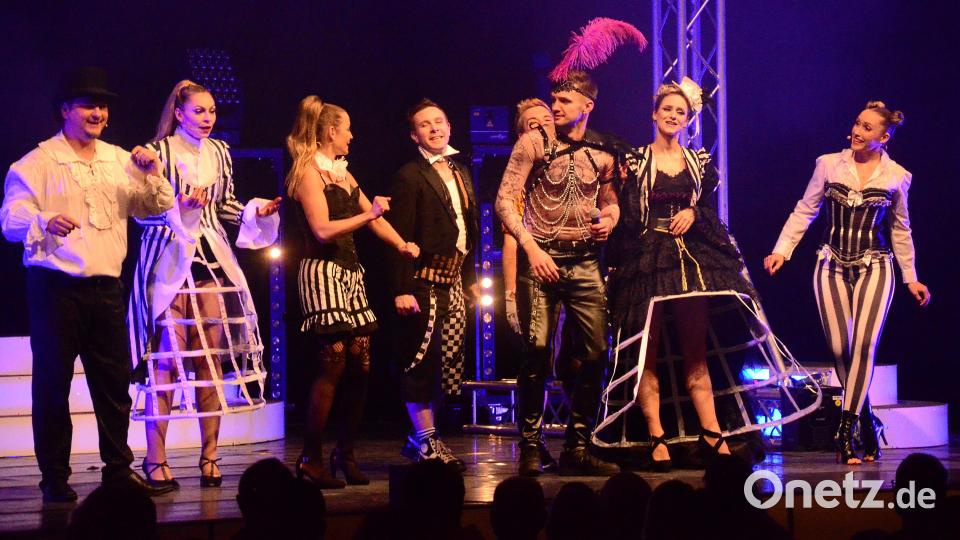 Die &quot;Muscial meets Circus&quot; singt &quot;Supercalifragilisticexpialidocious&quot;. Man hätte sich hier optisch mehr Mary Poppins gewünscht. Bild: Kunz