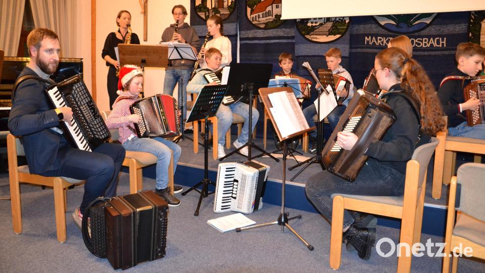 Die Musikschule Moosbach präsentierte ein Weihnachtskonzert auf verschiedenen Instrumenten unter der Leitung des neuen Musikschulleiters Benedikt Scheidler (links). Bild: gi