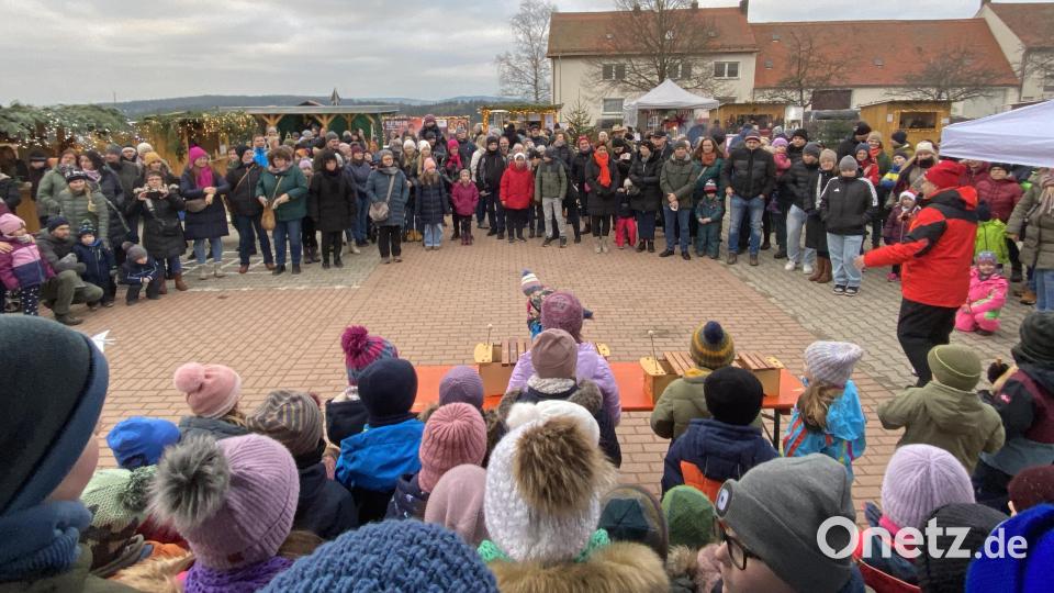 Der Kinderchor der Grundschule Tännesberg eröffnet musikalisch den Weihnachtsmarkt. Bild: Josef Glas
